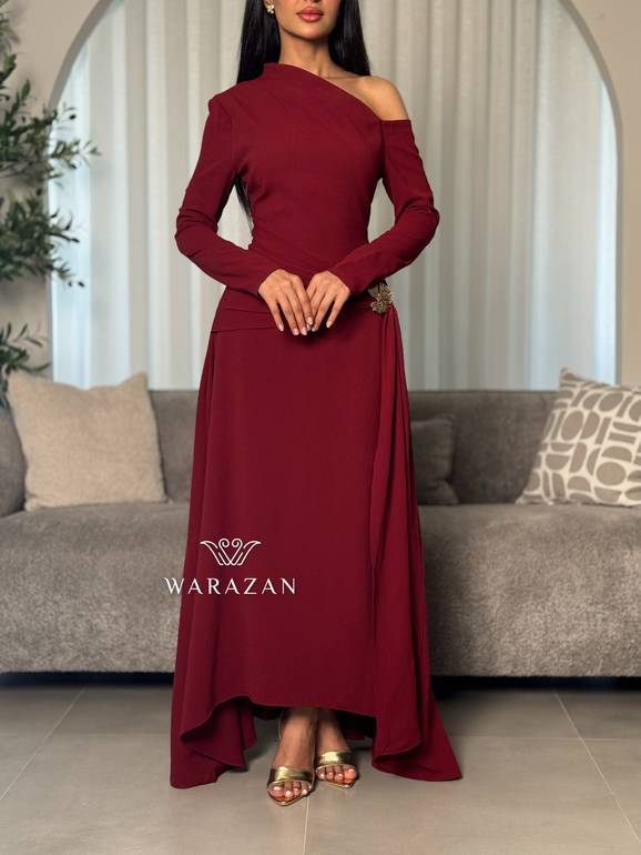 فستان بتصميم ناعم مزين بإبزيم ذهبي