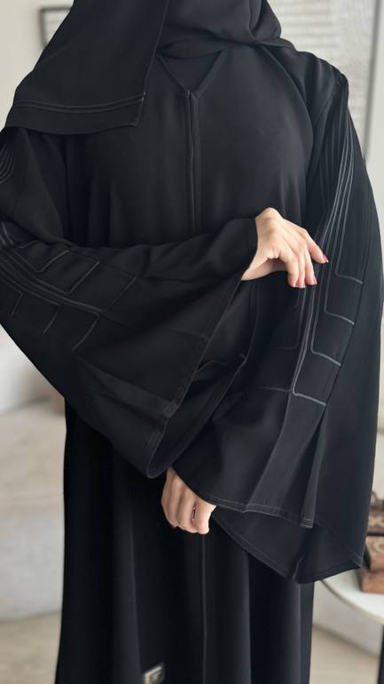 عباية عملية بأكمام البيشوب المطرزة للعيد