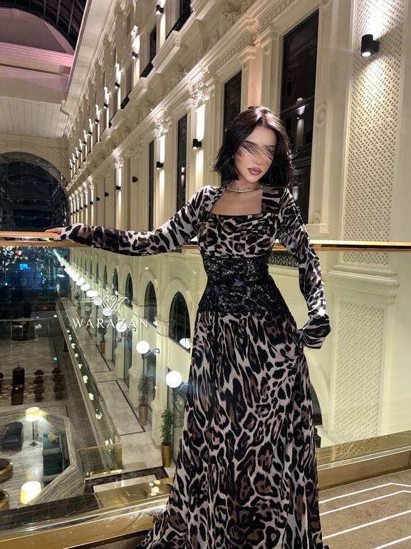 فستان سهرة طويل ناعم نمري بأكمام طويلة