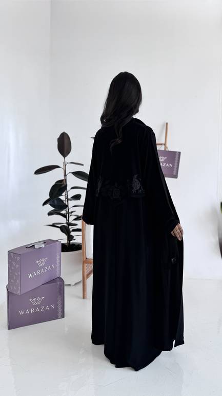 عباية بتطريز ورود من الخلف 