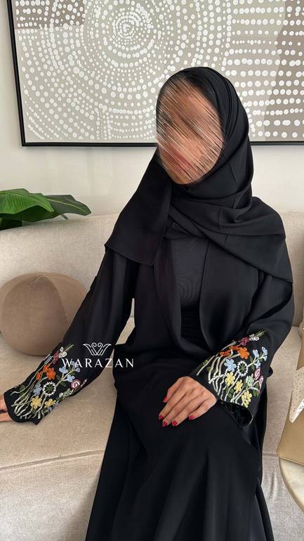 عباية عملية من قماش انترنت بأكمام مطرزة بألوان العيد