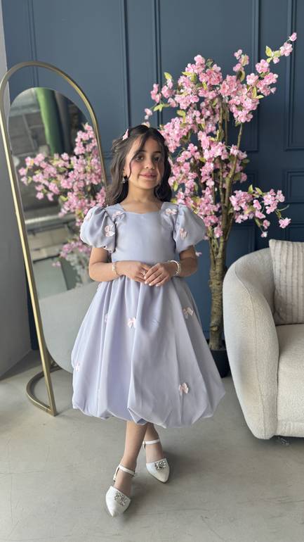 فستان ناعم بتخيلة ورود 