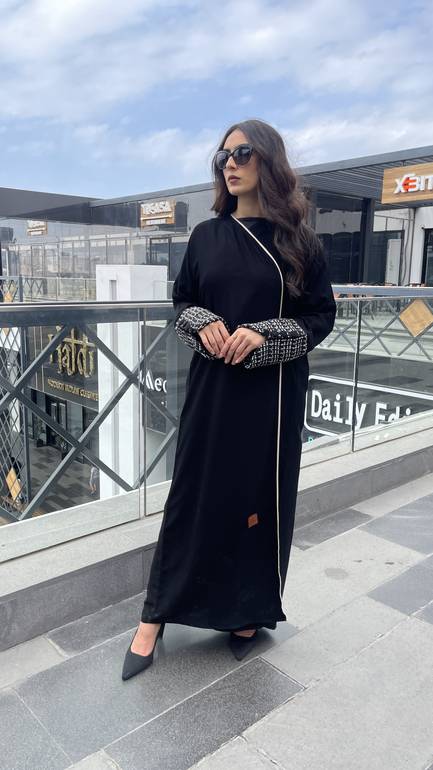 عباية شتوية كريب بستايل أكمام صوف أبيض وأسود