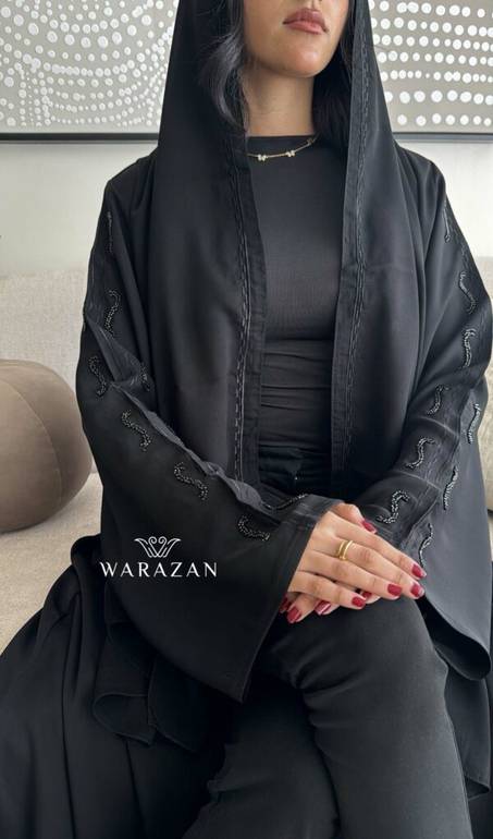 عباية سوداء أنيقة مطرزة من الكم