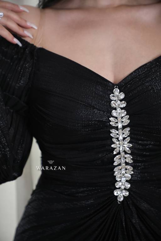 فستان سهرة بكسرات وخرز من الأمام