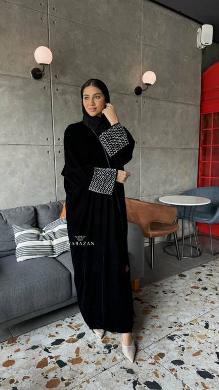 عباية شتوية مخملية بتطريز خرز على الأكمام