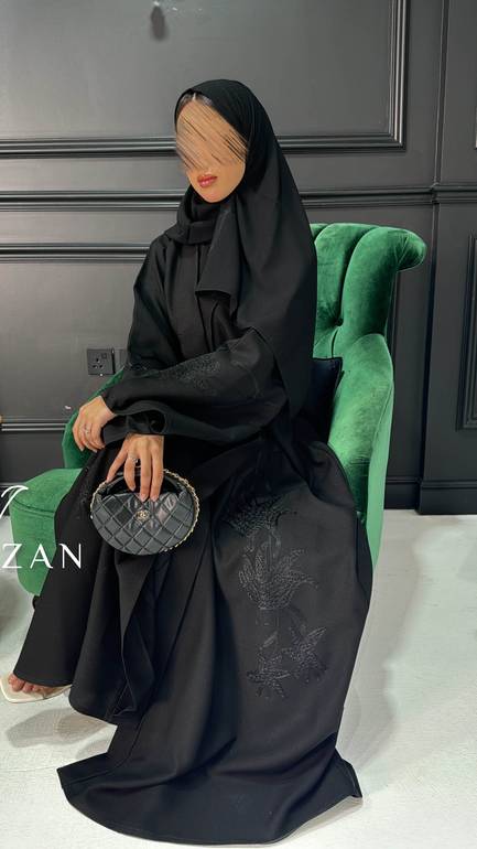 عباية رسمية بتطريز اسود 