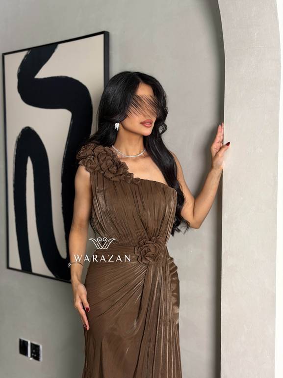 فستان سهرة بتدخيلة ورد من الكتف 