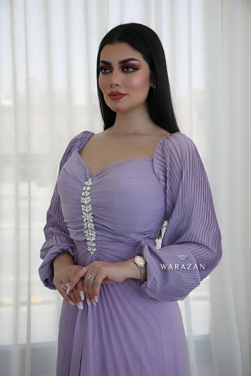 فستان سهرة بكسرات وخرز من الأمام