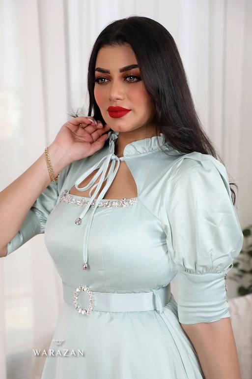 فستان بستايل كسرات ماسك على الاكمام
