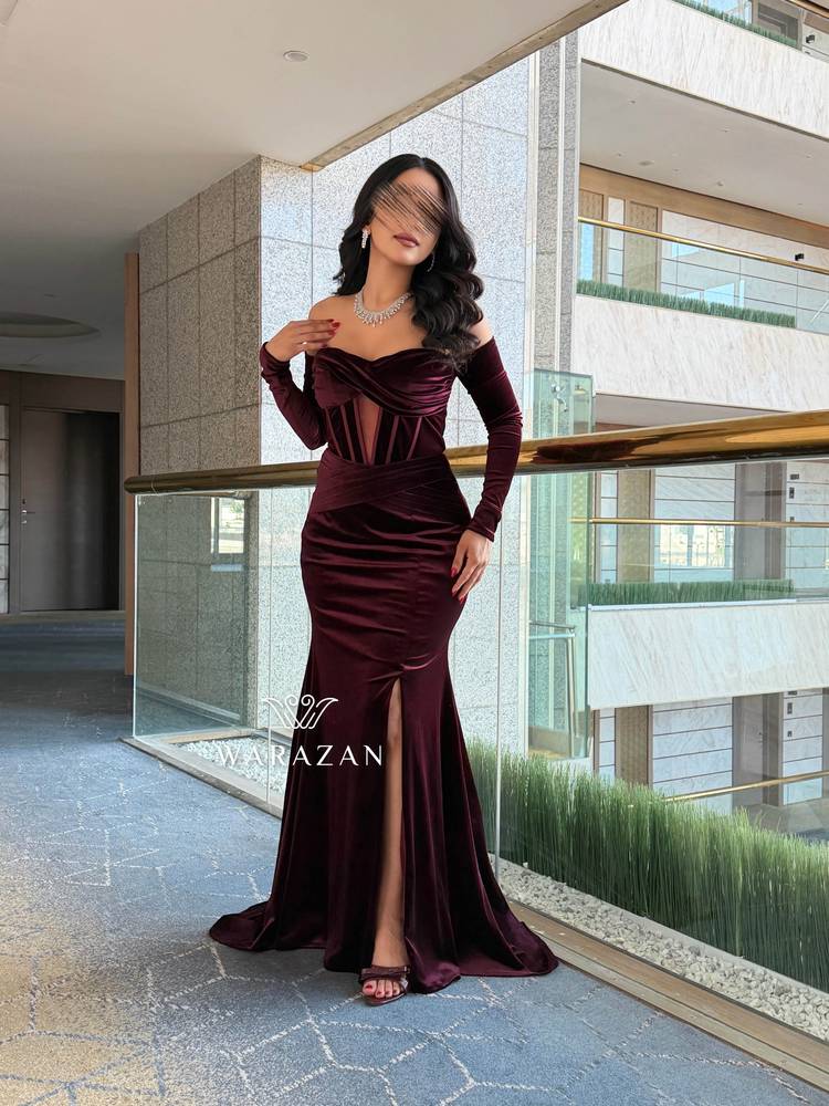 فستان سهرة مخمل بقصة صدر انيقة