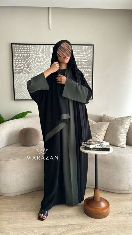 عباية سوداء بكم ملون