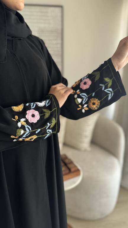 عباية برسم تشجيرة بتطريز يدوي 