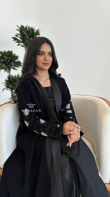 عباية بتطريز خرز من الاكمام 