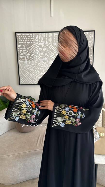 عباية عملية من قماش انترنت بأكمام مطرزة بألوان العيد