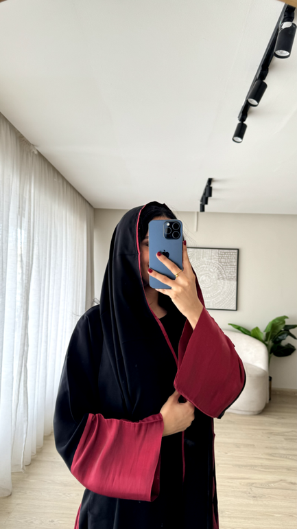 عباية سوداء بأكمام ملونة وكسرات من الجنب