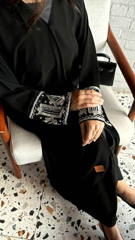 عباية مناسبات مطرزة من الأكمام