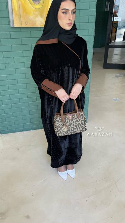 عباية شتوية مخمل مع أكمام رمادي مزينة بأزرار