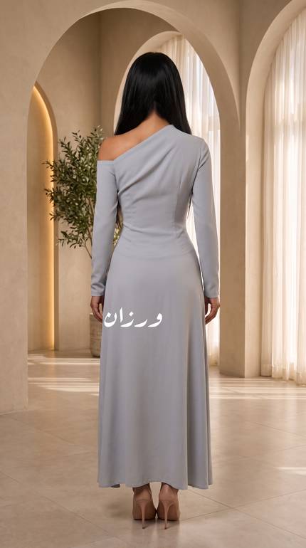 فستان بتصميم ناعم مزين بإبزيم ذهبي