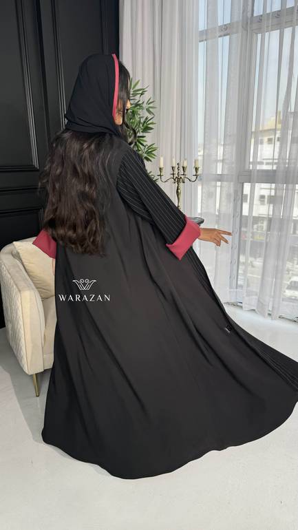  عباية مقلم اسود بتدخيلة لون نود 