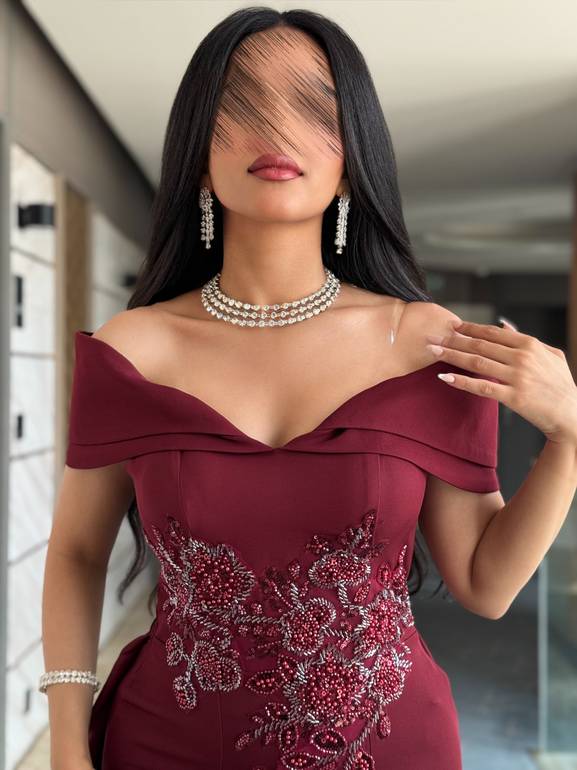 فستان سهرة ناعم مع كلفة وذيل 