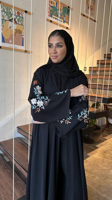 عباية ساترة بتطريز فخم من الكم