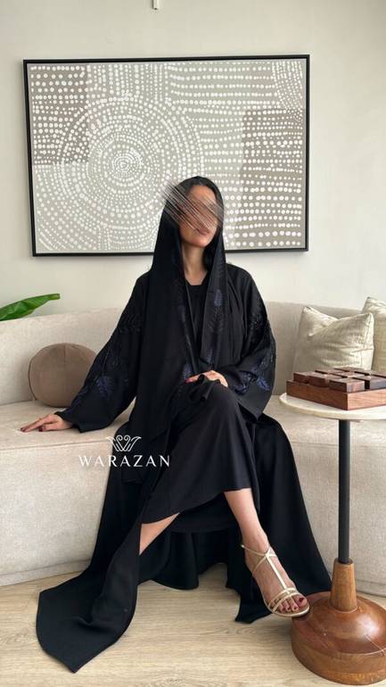 عباية سوداء مشجرة من الكم بلونين