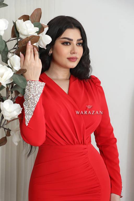 فستان سهرة ناعم ماسك بقصة من الكم 