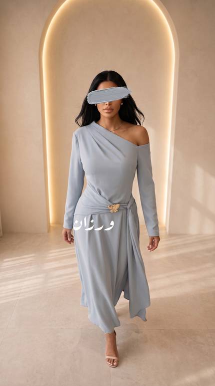 فستان بتصميم ناعم مزين بإبزيم ذهبي