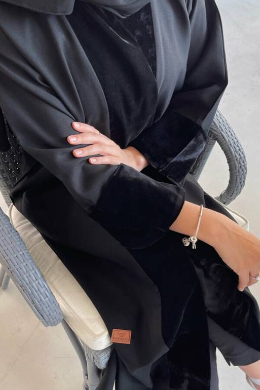 عباية كريب بإضافة مخملية أنيقة