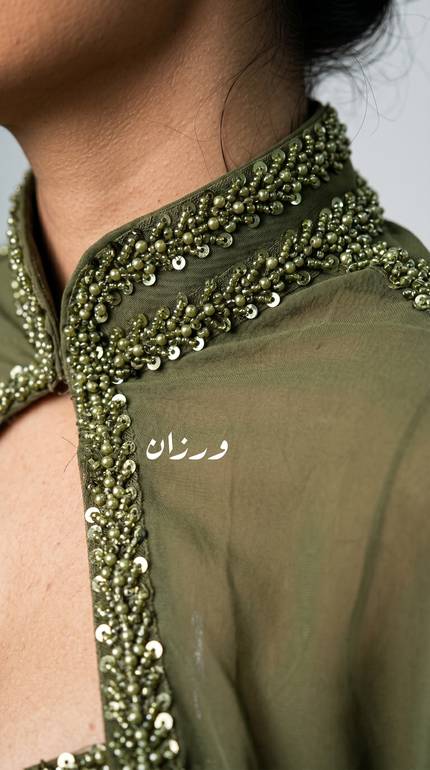 فستان سهرة بقصة من الرقبة