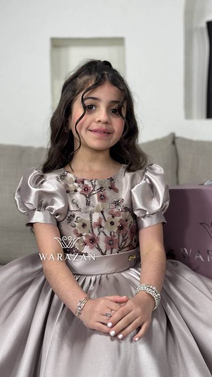 فستان بتطريز ورود و ترتر 
