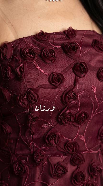 فستان سهرة نبيتي بتطريز ورد ثلاثي الأبعاد