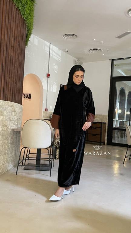 عباية شتوية مخمل بأساور كريب بني