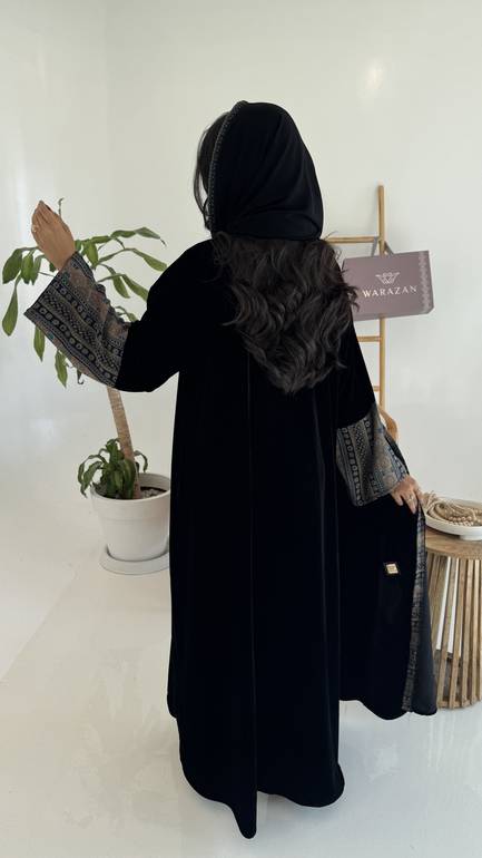 عباية مخمل شتوية بأكمام كشميري