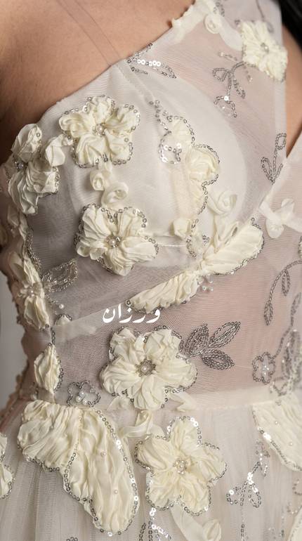 فستان سهرة أوف وايت بتفاصيل ورود بارزة