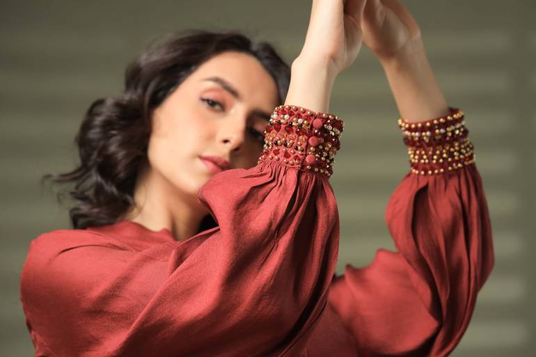 فستان ناعم ملكي بأكمام ذهبية