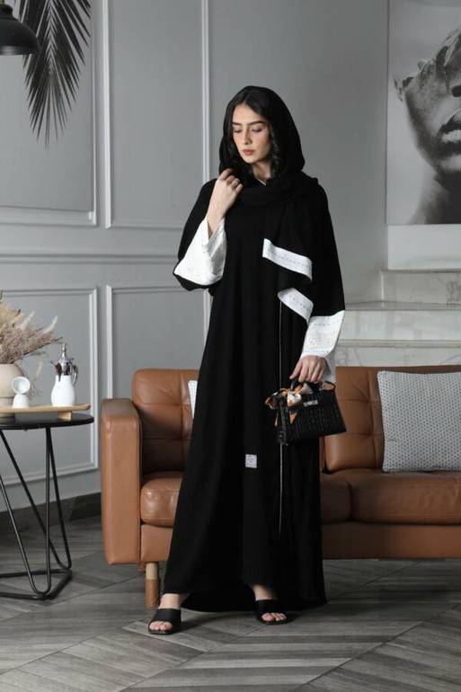 عباية كريب راقية بأطراف كحلي أو أبيض