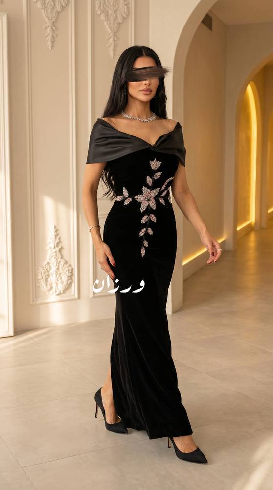 فستان سهرة مخمل أسود بكتف واسع وتطريز زهري 