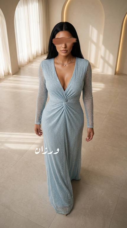 فستان ناعم بقصة ضيقة وتصميم ملتف