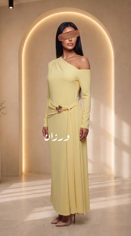 فستان بتصميم ناعم مزين بإبزيم ذهبي