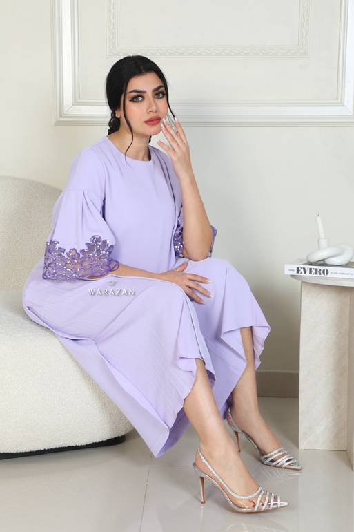 طقم كلاسيكي بأكمام مزينة بالدانتيل