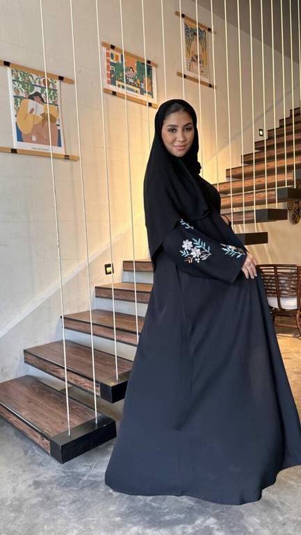 عباية ساترة بتطريز فخم من الكم