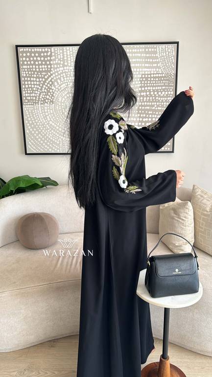 عباية قماش كريب ملكي تطريز يدوي