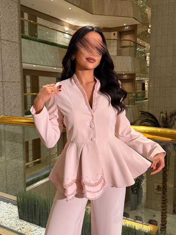 طقم انيق بستايل رسمي وبتفاصيل مميزة