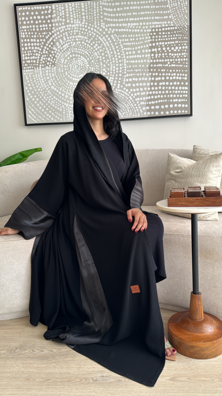 عباية سوداء بأكمام ملونة وكسرات من الجنب