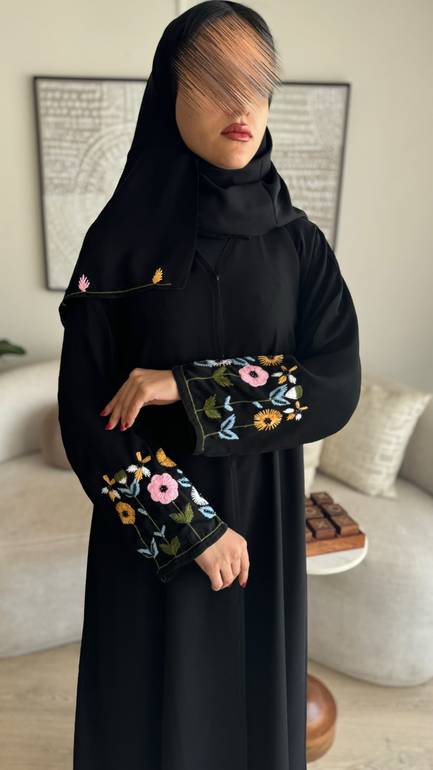 عباية برسم تشجيرة بتطريز يدوي 
