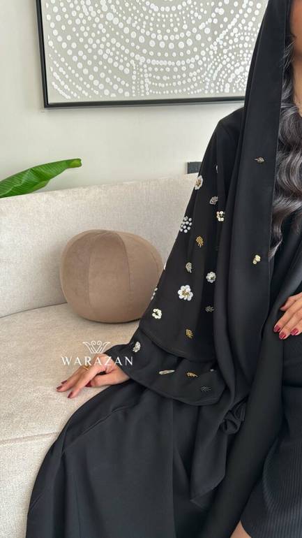 عباية سوداء بدبل كم فرنسي مطرزة