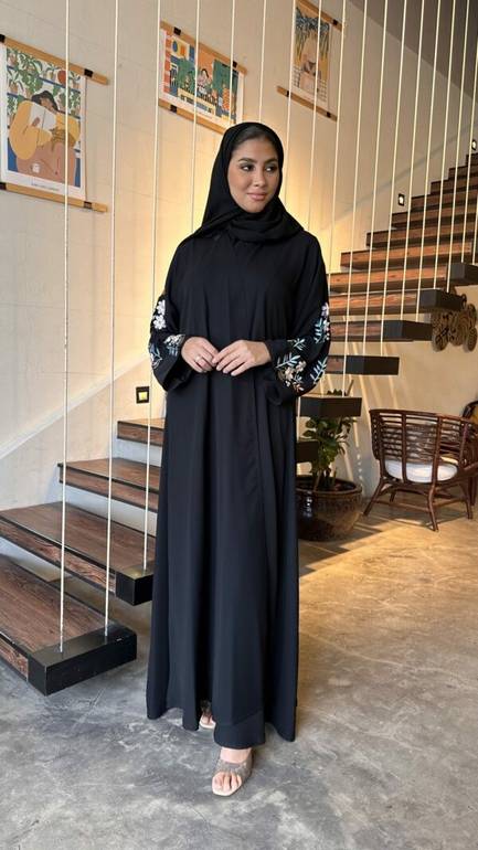 عباية ساترة بتطريز فخم من الكم