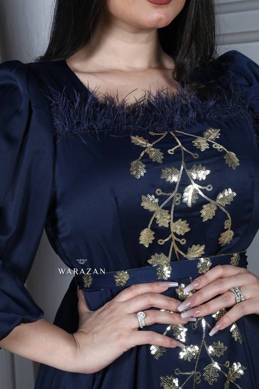 فستان سهرة طويل ناعم بأكمام طويلة وترتر